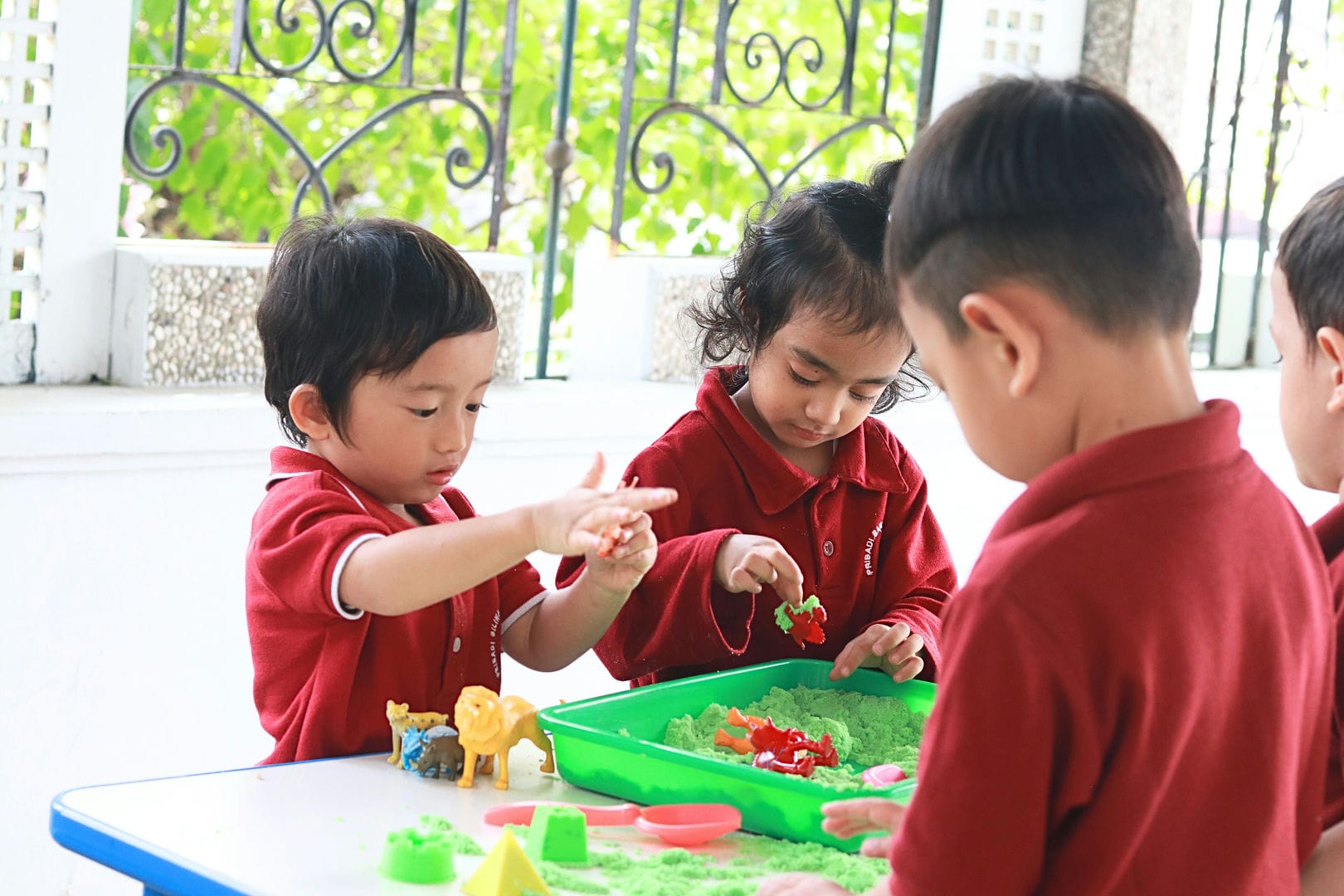 Menjunjung Tinggi Akhlak